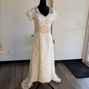 Elegant Lace Wedding Dress with Gold Waist Accent